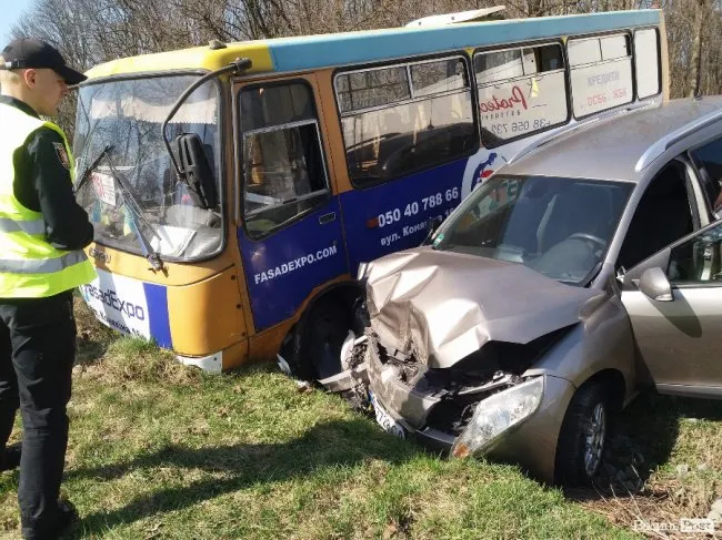 Поблизу Луцька – аварія за участю маршрутки: є постраждалі (фото)