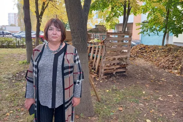 Директорка Луцького ліцею №22 показує саморобні компостери, якими раніше користувалися у школі
