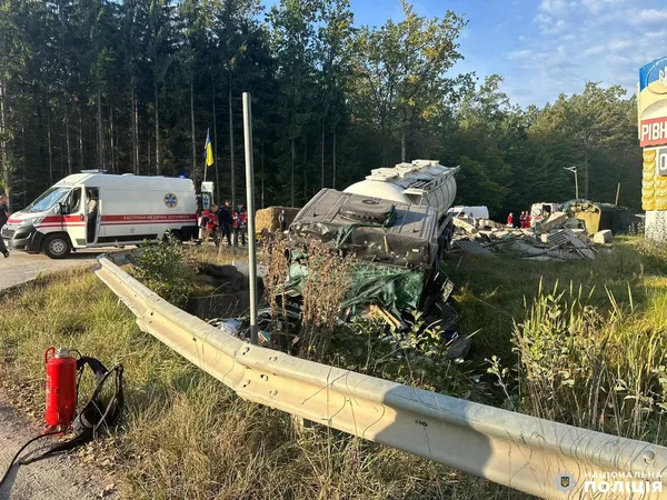 На трасі Київ-Ковель-Ягодин автоцистерна з газом врізалась у блокпост (фото)