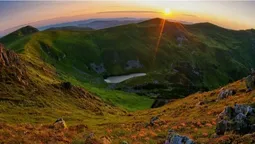 Тут не живе риба, а колись приносили жертви богам: що приховує найвище озеро Карпат, яке пів року скуте кригою (фото)