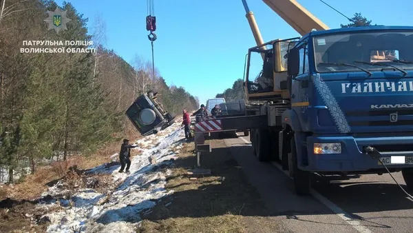 На Волині водій заснув за кермом: два авто опинилися в кюветі (фото) 