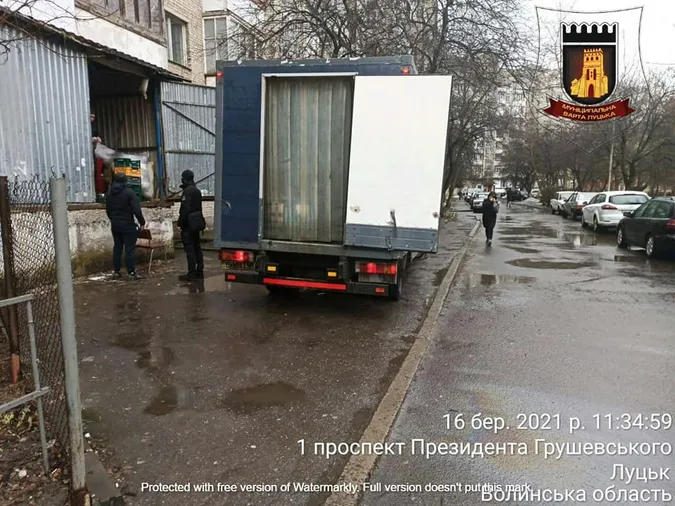 Привозять продукти в «ЕКО маркет»: лучани скаржаться, що їм через автівки ніде пройти