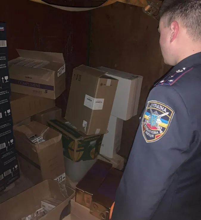 У Луцьку знайшли гараж, де зберігали підроблений алкоголь для розважальних закладів