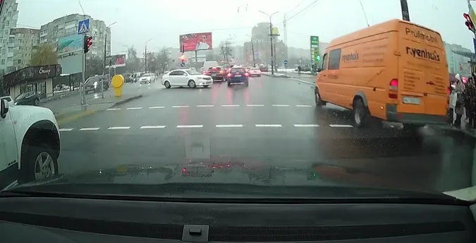 Промчав на червоний: у Луцьку на Соборності бус мало не наїхав на людей (відео)