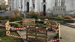 У Луцьку біля костелу утворилося провалля: глибина – понад 3 метри (фото)