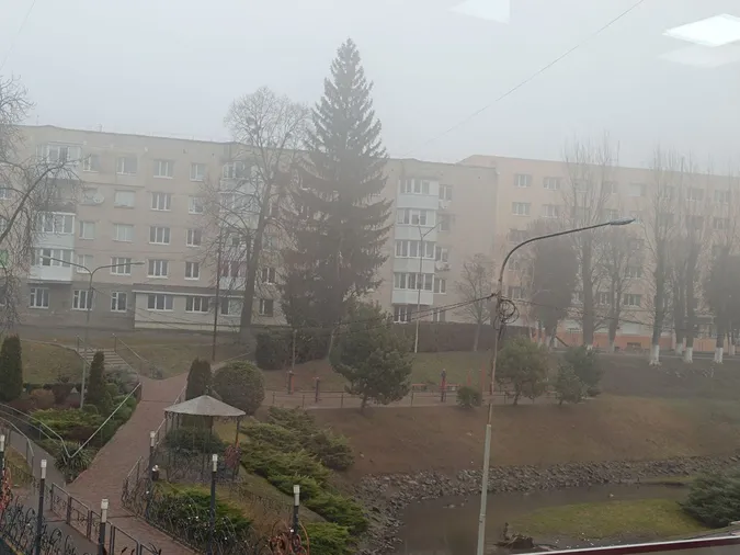 Нічого не видно: Луцьк накрило густим туманом (фото)