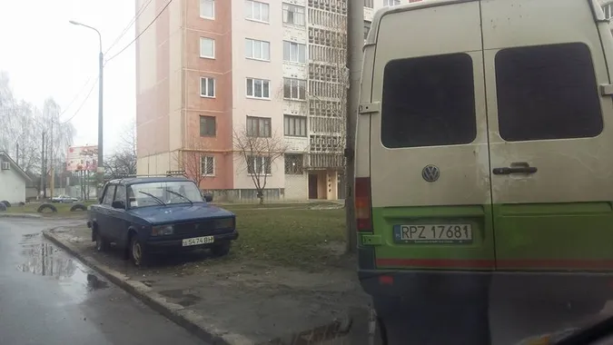 Авто купили, а паркуватись не навчились: у Луцьку ловили порушників (фото)