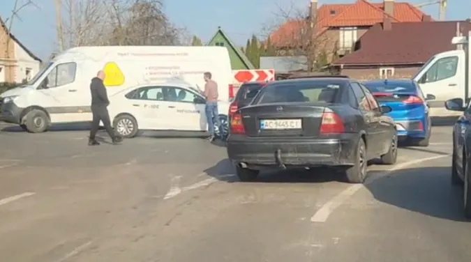 У Луцьку легковик влетів у навчальне авто (відео)