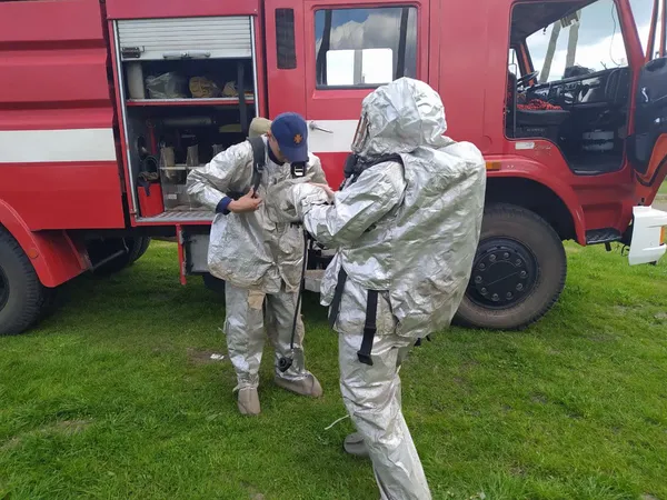 «Горів» трансформатор: волинські вогнеборці «гасили» пожежу на електропідстанції (фото)