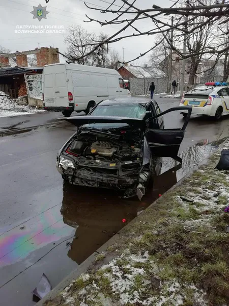 У Луцьку автомобіль влетів у дерево (фото)