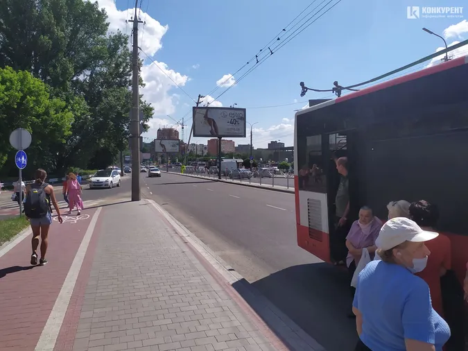 У Луцьку навпроти Там-Таму відвалився тримач лінії електромереж (фото)