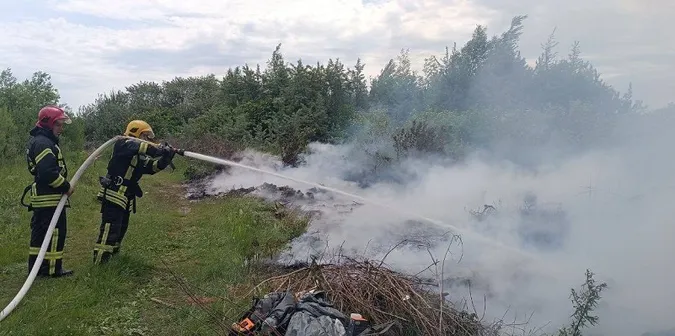 У Ковелі з невідомої причини загорілася купа сміття (фото)