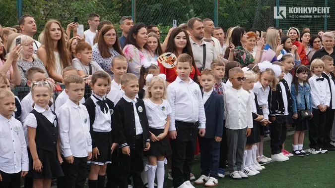 1 вересня у луцькій школі №9: як це було (фоторепортаж)