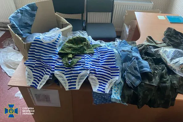 На деокупованій Херсонщині знайшли російську «військову форму» на дітей (фото)