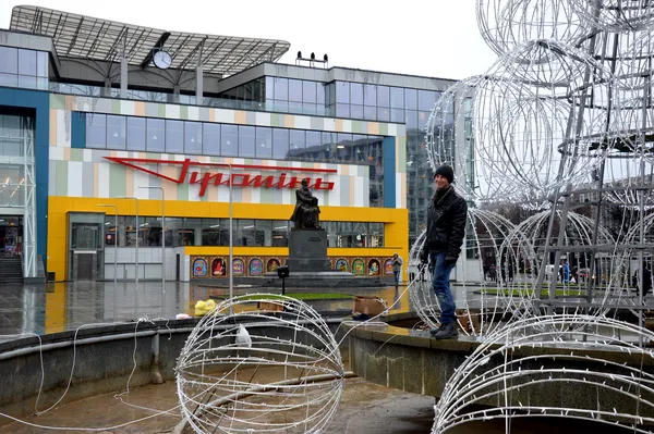 Коли засвітиться 14-метрова ялинка біля «Променя»?