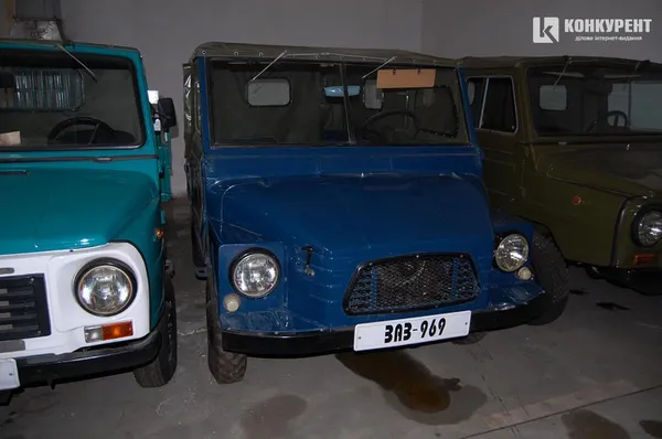 На Луцькому автозаводі знайшли експозицію рідкісних легковиків (фото)