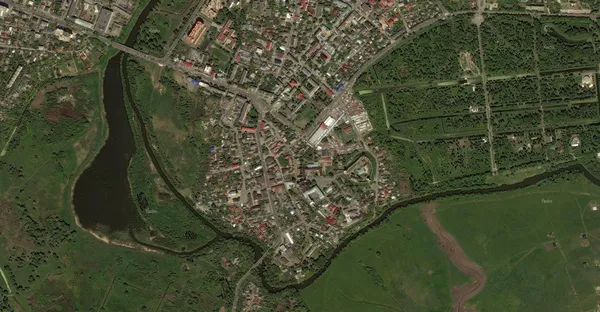 Старе місто виглядає як «півострів», тому для залучення постійного потоку людей – клієнтів потрібен принаймні зручний зв’язок із центром міста та парку
