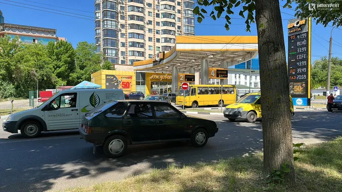 На Глушець легковик «поцілував» кросовера, вулицю скував затор (фото)