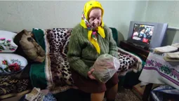 Пенсіонерка з Волині передала військовим на передову 120 пар в'язаних шкарпеток (фото, відео)