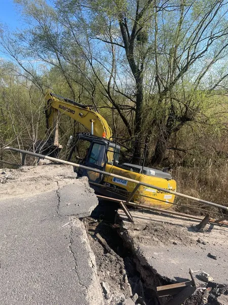 В обвалі мосту на трасі Луцьк-Львів звинуватили водіїв (фото)