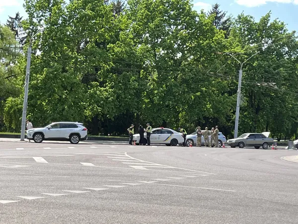 У Луцьку біля стадіону – аварія: утворився довжелезний затор (фото)