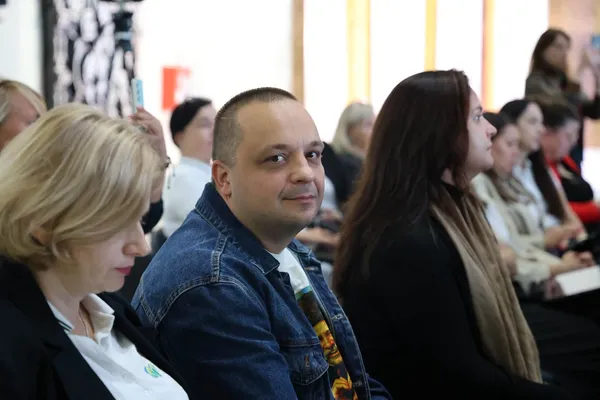 Від «зборів на картку» до системної допомоги: у Луцьку обговорили майбутнє української благодійності (фото)