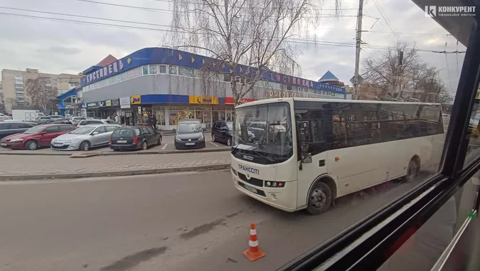В автобуса – розбите скло: у Луцьку вантажівка зайняла не ту смугу (фото)
