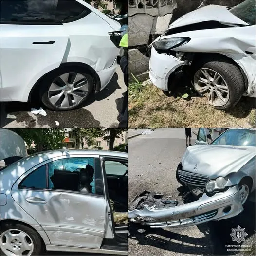 У Луцьку Tesla влетіла в паркан: хто винен в аварії на перехресті (фото)