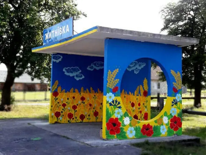 На Волині дві школярки «оживили» зупинку (фото)