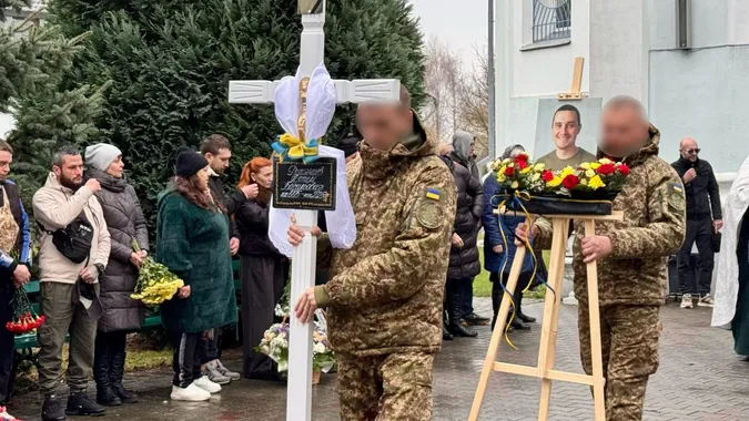 Пів року вважався зниклим безвісти: у Нововолинську попрощалися з воїном Артемом Румянцевим (фото)