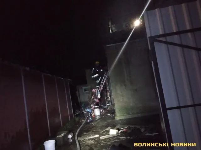 У Луцьку уночі горів будинок (фото, відео)