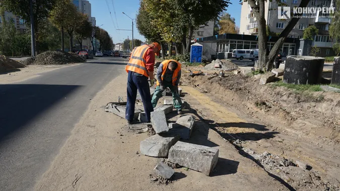Хаос та вкладання бруківки: що коїться на проспекті Волі у Луцьку (фото)