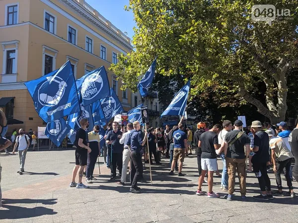 Бійка, газ, яйця: в Одесі марш ЛГБТ не минув без сутичок