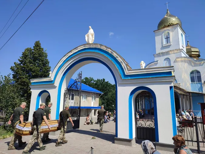 У Луцькому районі провели в останню дорогу воїна Володимира Холевінського (фото)