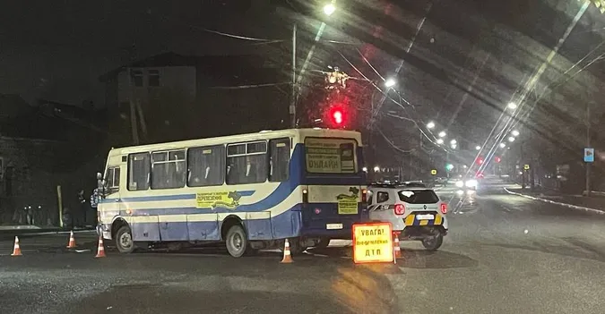У Луцьку на Набережній автобус протаранив автівку (фото, відео)