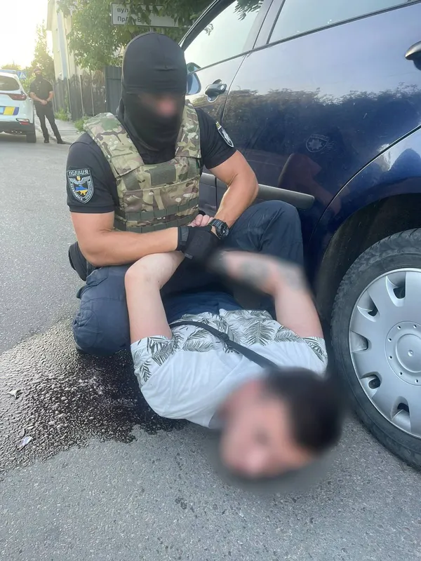 Збували «з рук в руки»: двох лучан зловили на продажі наркотиків (фото, відео)