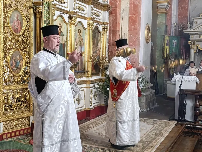 Молитви і колядки: у луцькому соборі Святої Трійці провели різдвяну службу (фото)