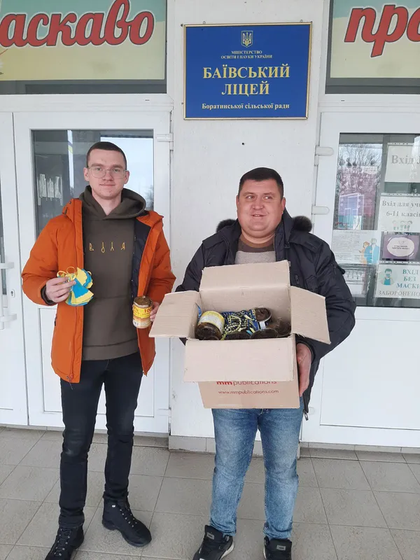У Баєві школярі на уроках трудового навчання виготовляють окопні свічки (фото)