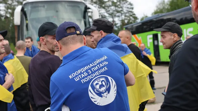 До сліз: з російського полону повернули групу важкопоранених і тяжкохворих Захисників