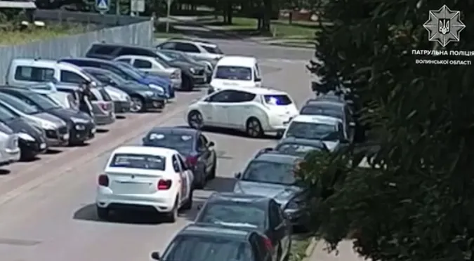 Що у Луцьку зробили з водійкою «ніссана», яка заднім ходом протаранила чуже авто і втекла (відео)