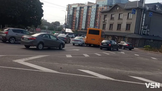 Рух ускладнено: біля «Яровиці» стукнулись Lada та маршрутка (фото, оновлено)