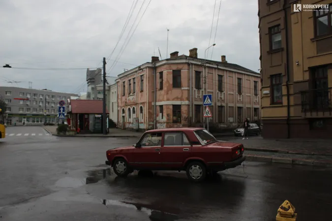 Підтоплені двори і опале листя: наслідки грози у Луцьку (фото)