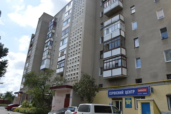 Будинки розміщені поруч, однак мають різні юридичні статуси 