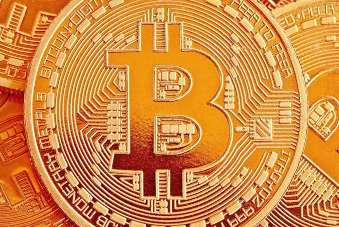 Bitcoin рекордно впав у ціні: що коїться на ринку криптовалюти