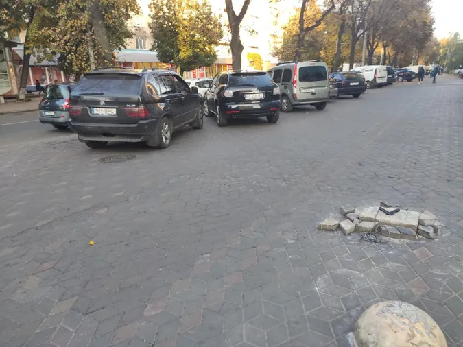 Авто на тротуарах: лучани просять обмежувачі руху біля торгового центру (фото)