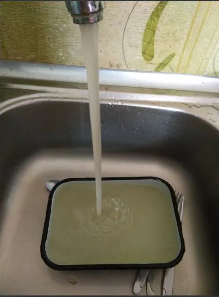 Мутна та брудна: у Луцьку з кранів тече вода з піском (фото)