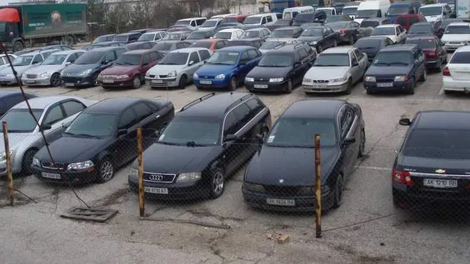 Волинська прокуратура передала ЗСУ 74 арештовані авто