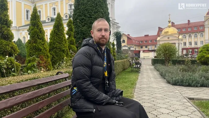 «Навчитися жити без рук – це складно»: історія художника і студента Волинської православної богословської академії (фото)