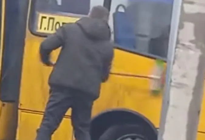 🚌 У Луцьку водій маршрутки мив автобус водою з калюжі (відео)