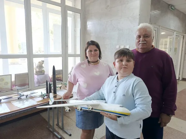 У Луцьку четвертокласник на персональній виставці представив 20 моделей літаків (фото)